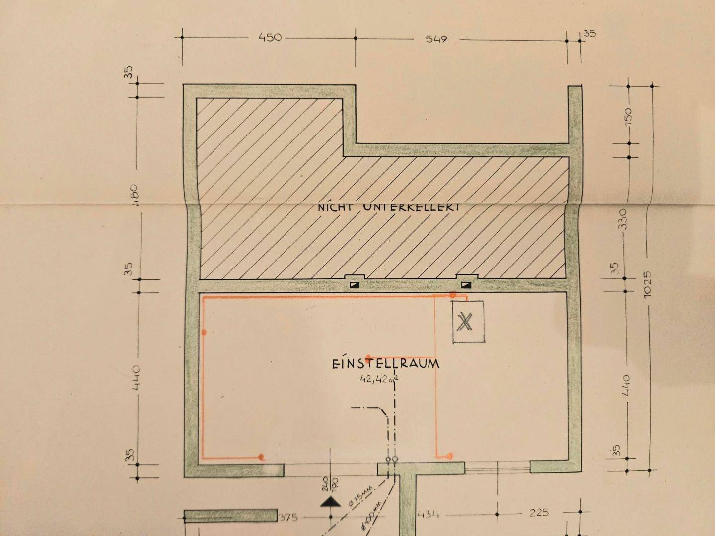 Grundriss des Kellergeschosses mit großem Einstellraum und nicht unterkellertem Bereich.