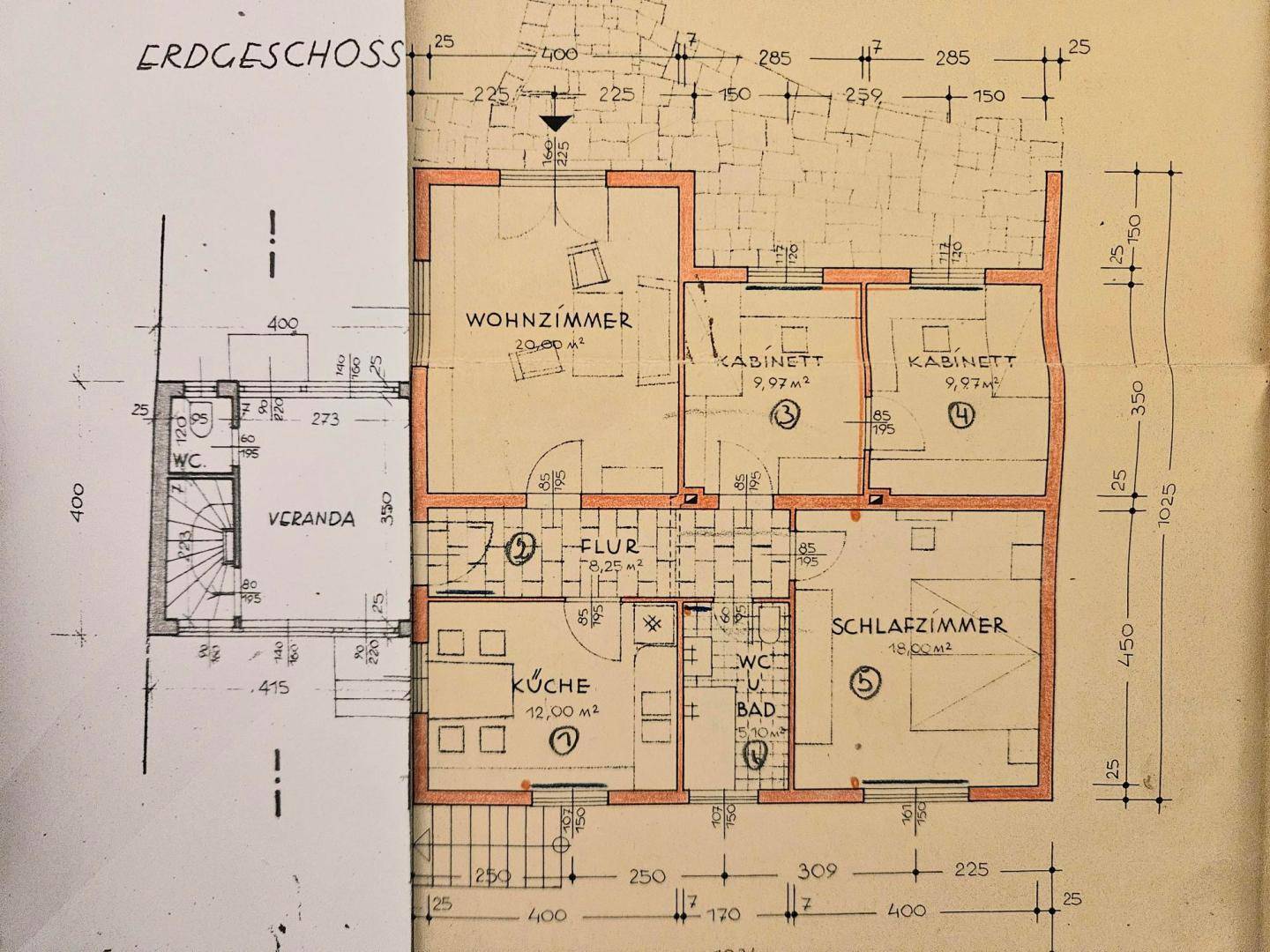 Grundriss des Erdgeschosses mit Wohnzimmer, Küche, Schlafzimmer und Bädern.