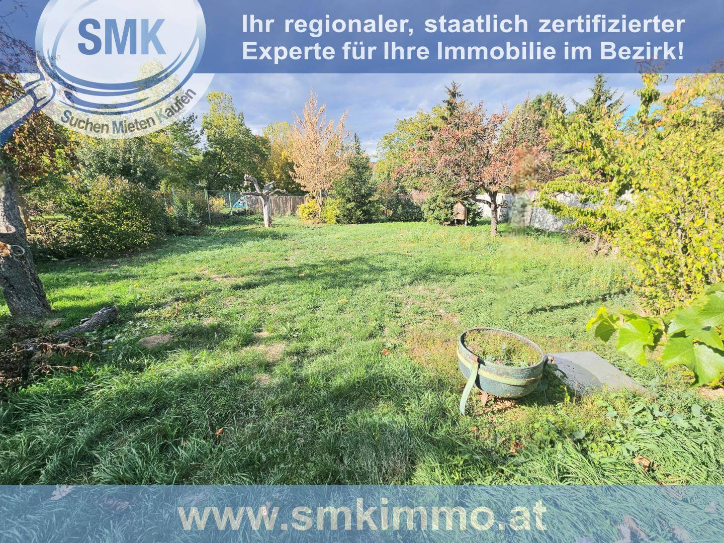 Großer, grüner Gartenbereich mit altem Baumbestand und viel Platz zum Entspannen.