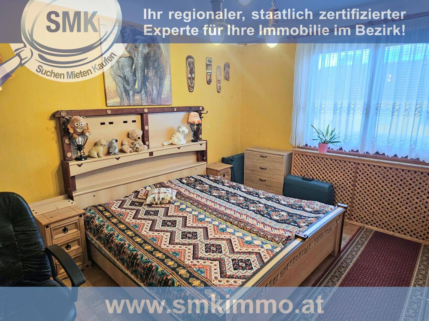 Schlafzimmer mit großem Holzbett, Nachttischen und traditioneller Dekoration.