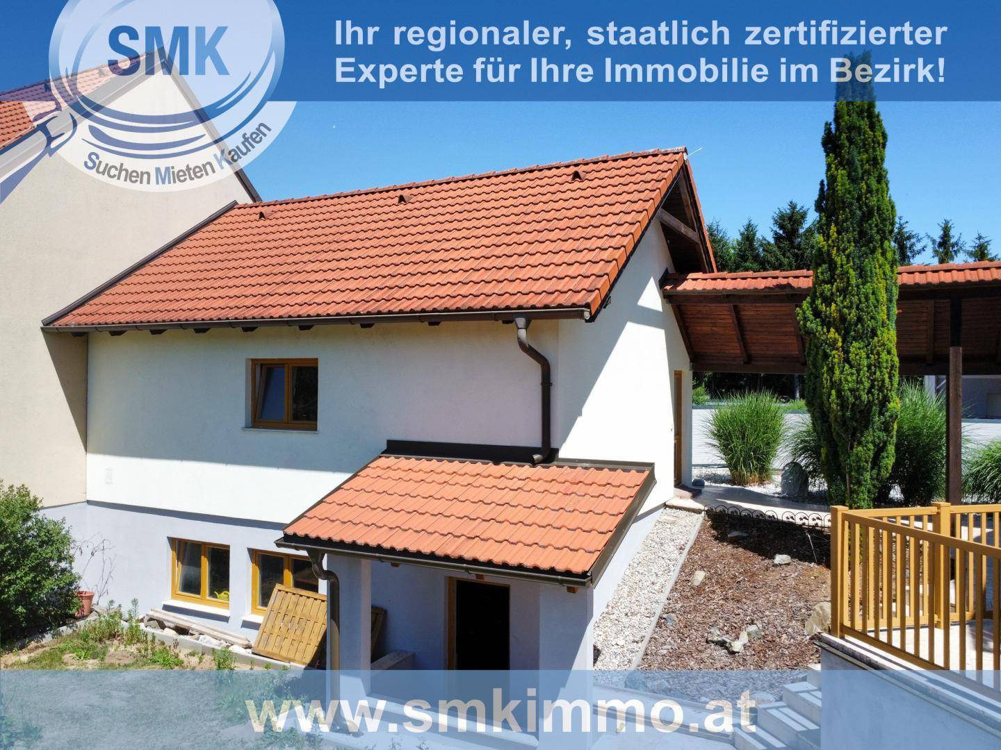 Rückansicht des Hauses mit Zugang zum Kellergeschoss und einem kleinen Balkon.