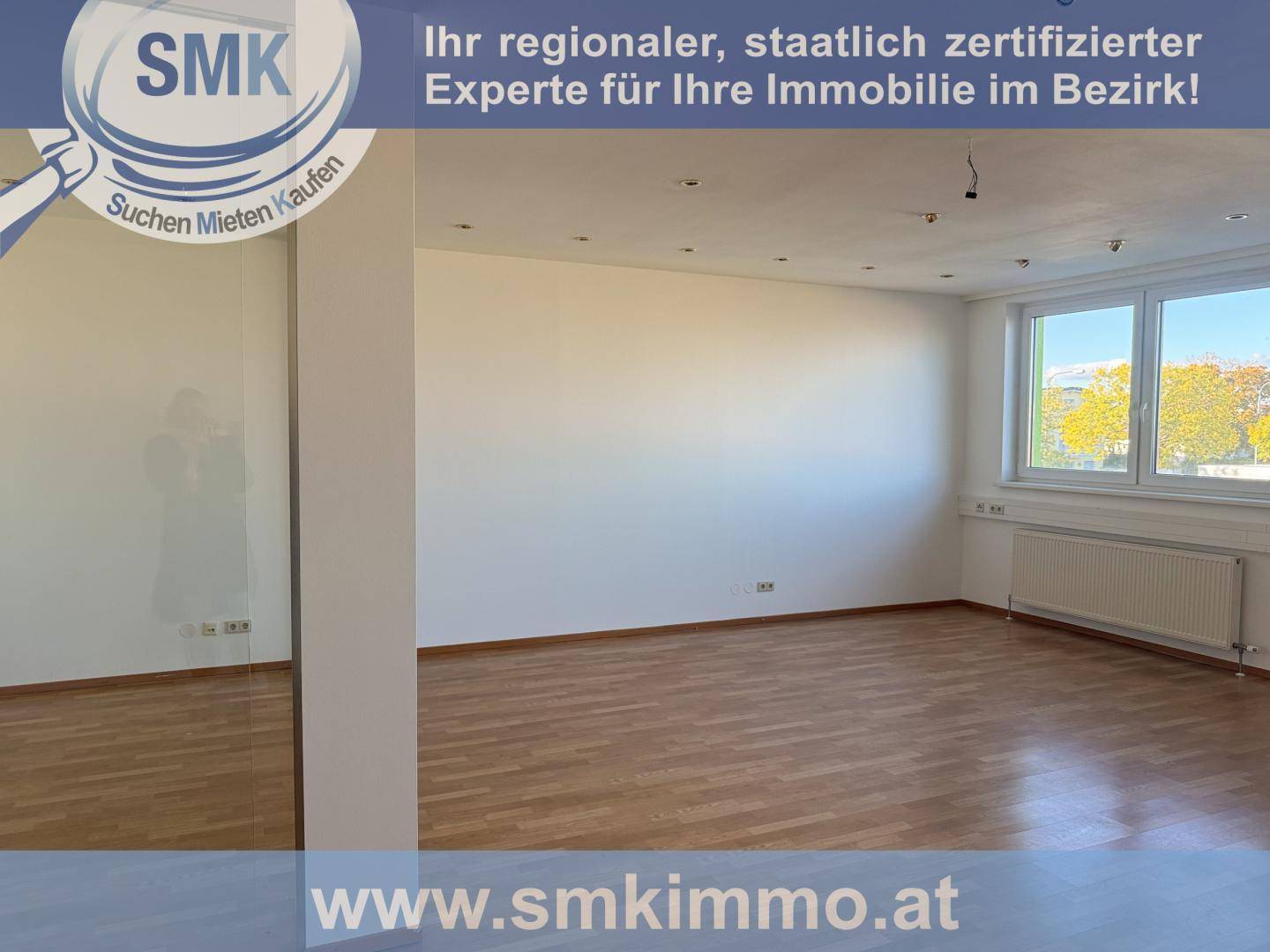 Heller, leerer Raum mit Holzboden und großen Fenstern, bereit zur individuellen Gestaltung.