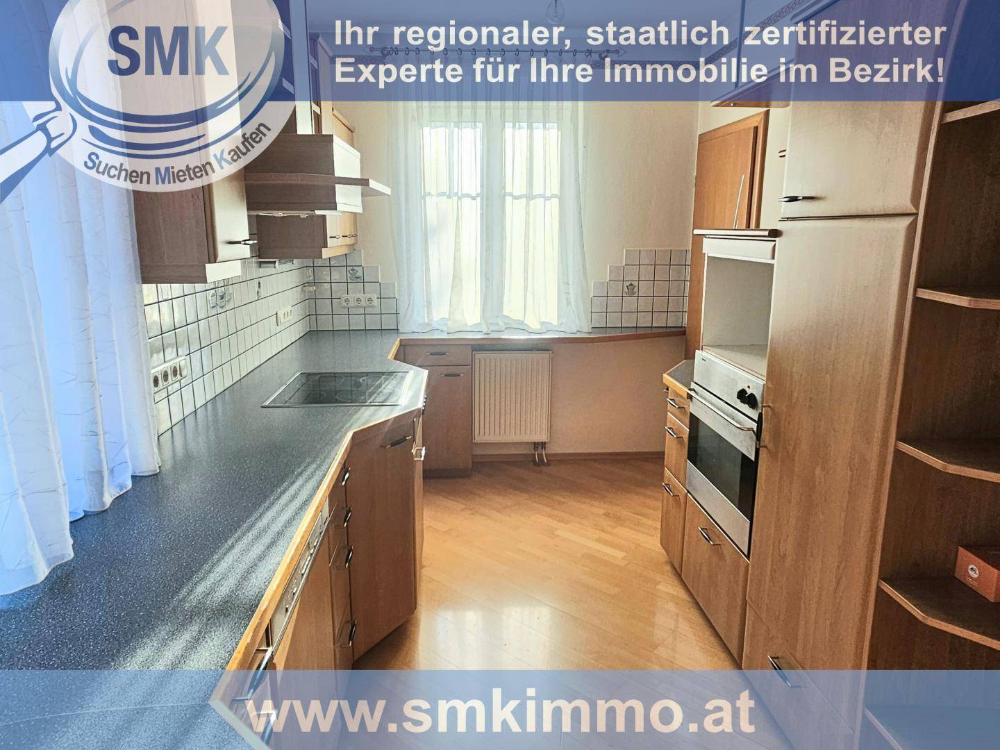 Funktionale Küche mit Holzschränken, Einbaugeräten und gefliestem Spritzschutzbereich.