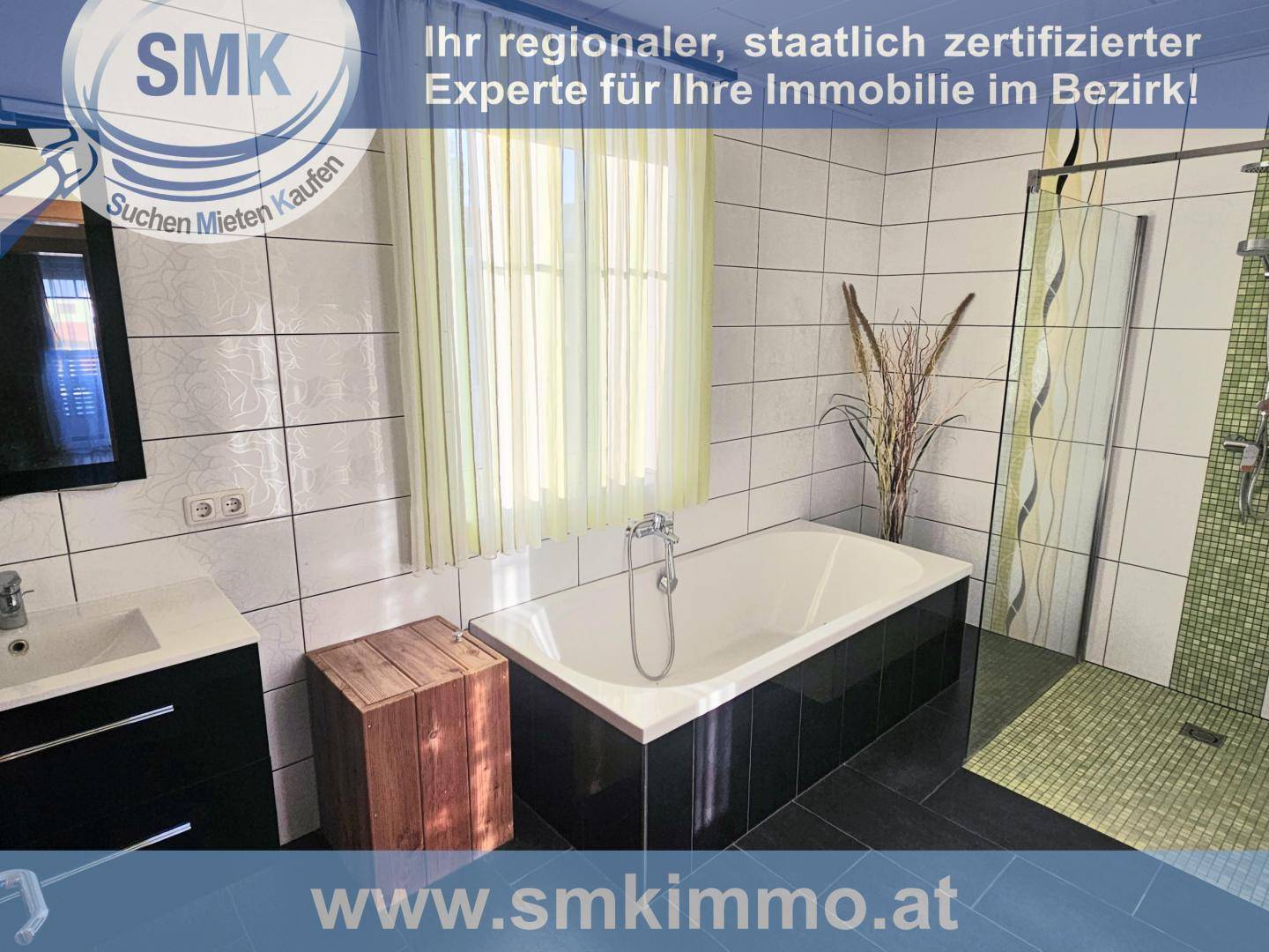 Modernes Badezimmer mit Badewanne, Duschbereich und großformatigen Wandfliesen.