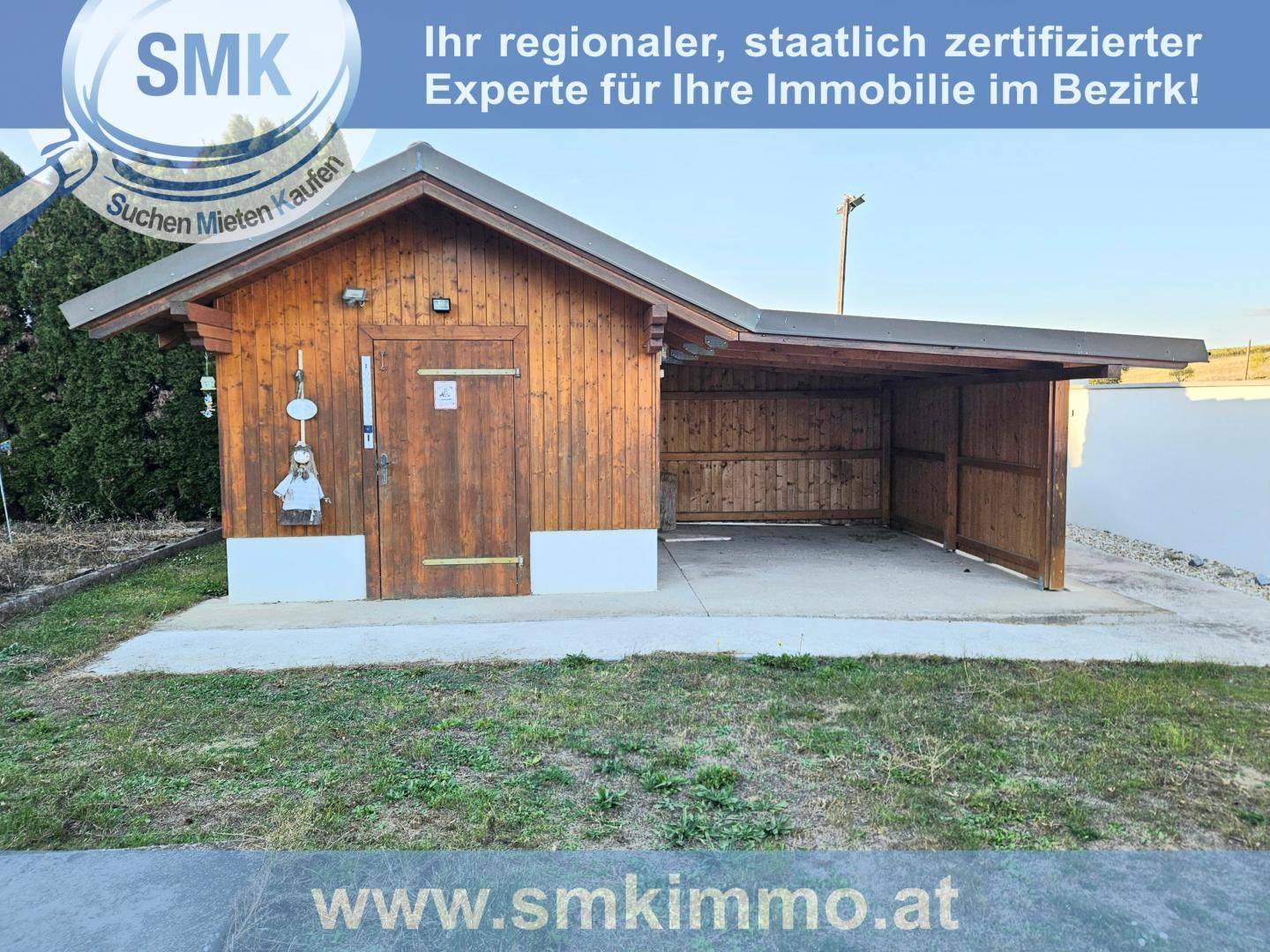 Holzschuppen mit angrenzendem Carport, bietet zusätzlichen Stauraum und Parkplatz.