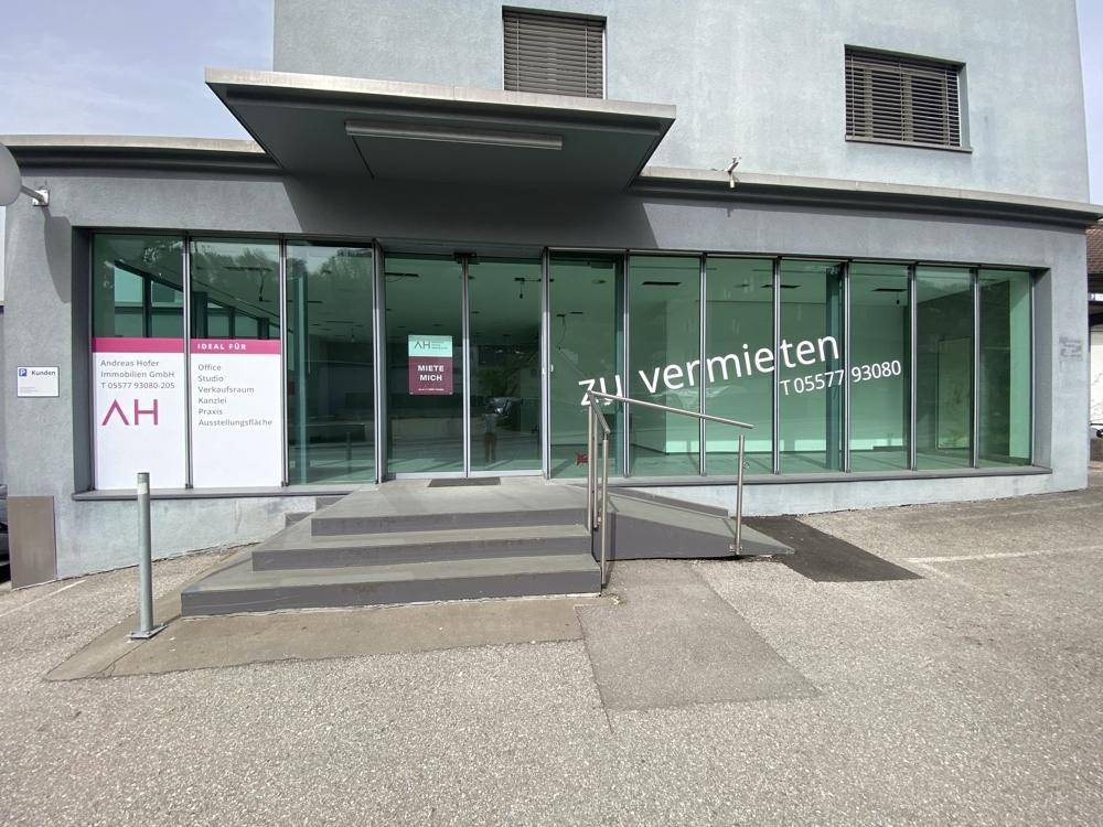 Überdachter Eingang mit Rampe