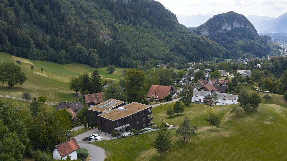 Panoramablick aus der Vogelperspektive auf die Wohnanlage eingebettet in die Natur.