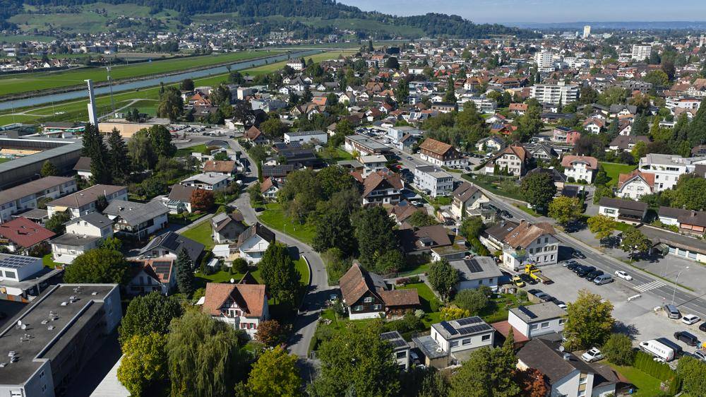 Weitläufige Luftaufnahme der umliegenden Wohngegend mit viel Grün und städtischer Bebauung.