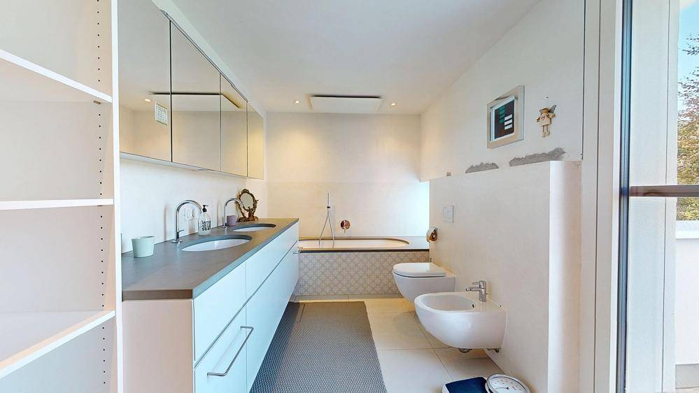 Badezimmer mit Badewanne, Dusche, WC und Bidet