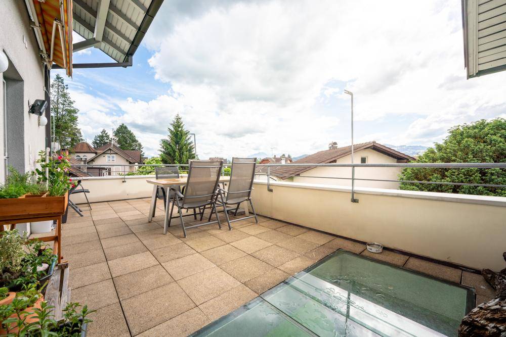 Große Dachterrasse mit Sitzgelegenheiten, Pflanzen und weitem Blick.