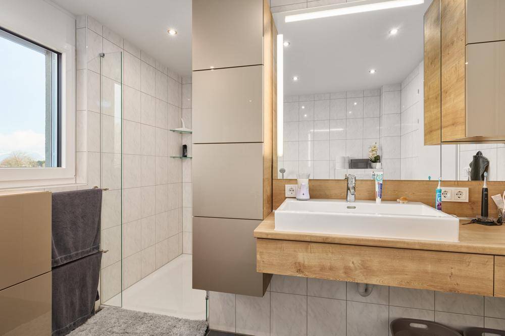 Modernes Badezimmer
