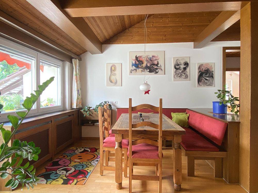 Essbereich mit Holzdecke