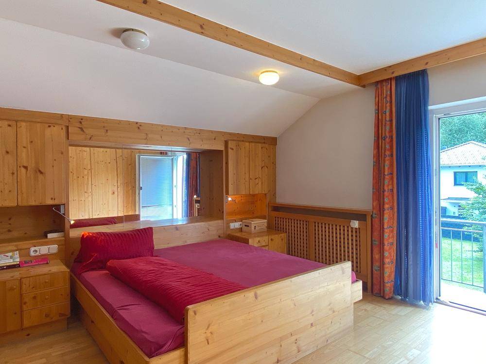Schlafzimmer mit eingebauten Möbeln