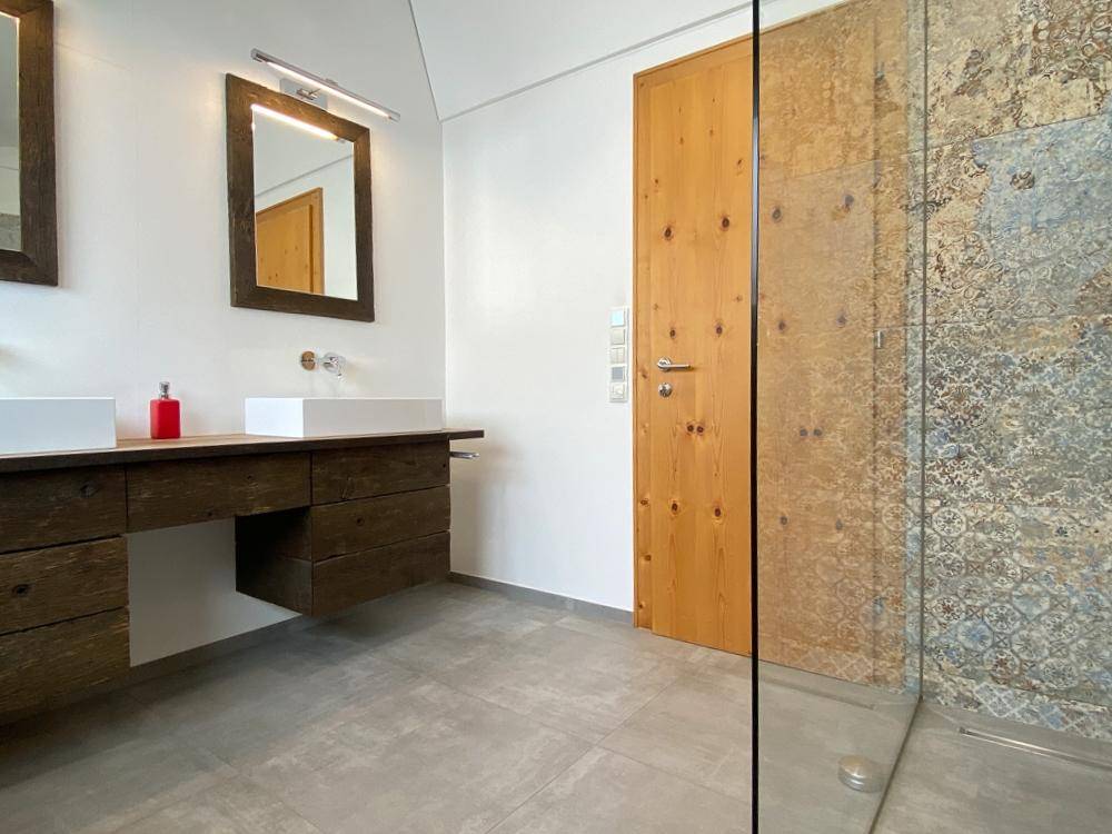 Saniertes Badezimmer mit großer Dusche
