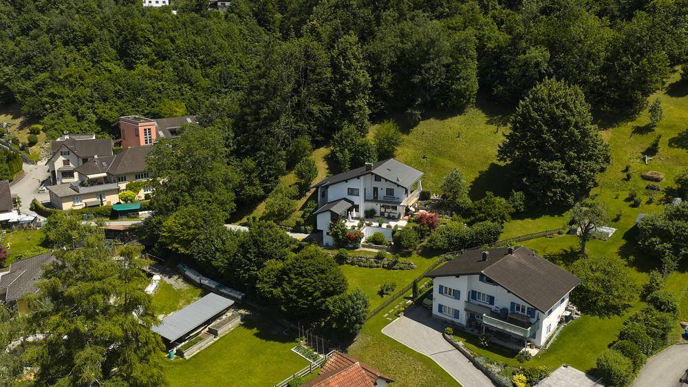 Luftaufnahme des Anwesens mit großem Garten und umliegender grüner Landschaft.