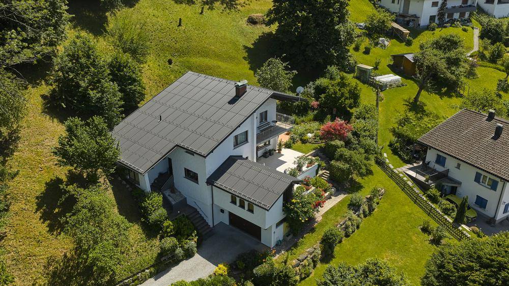 Vogelperspektive des Hauses mit großem Garten, Terrassen und umliegender Natur.