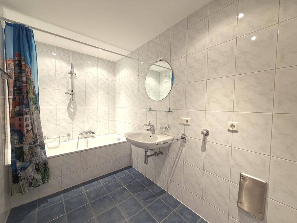 Badzeimmer mit Badewanne