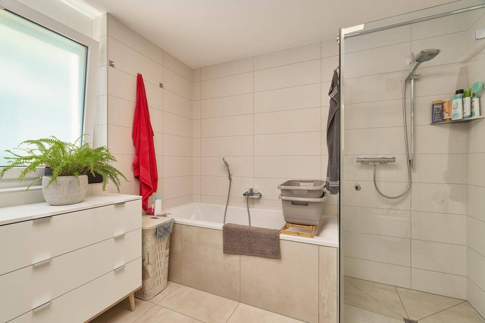 Badezimmer mit Fenster