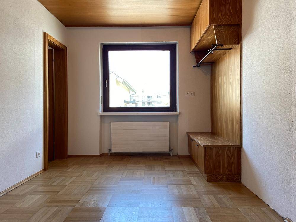 Flur mit eingebauter Garderobe