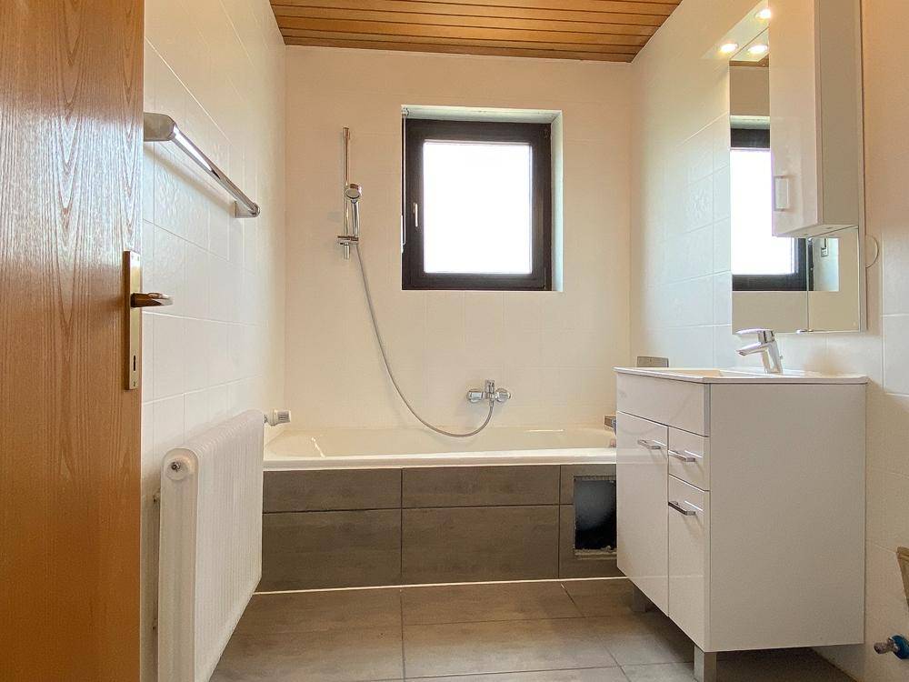 1. Badezimmer mit Badewanne und WC