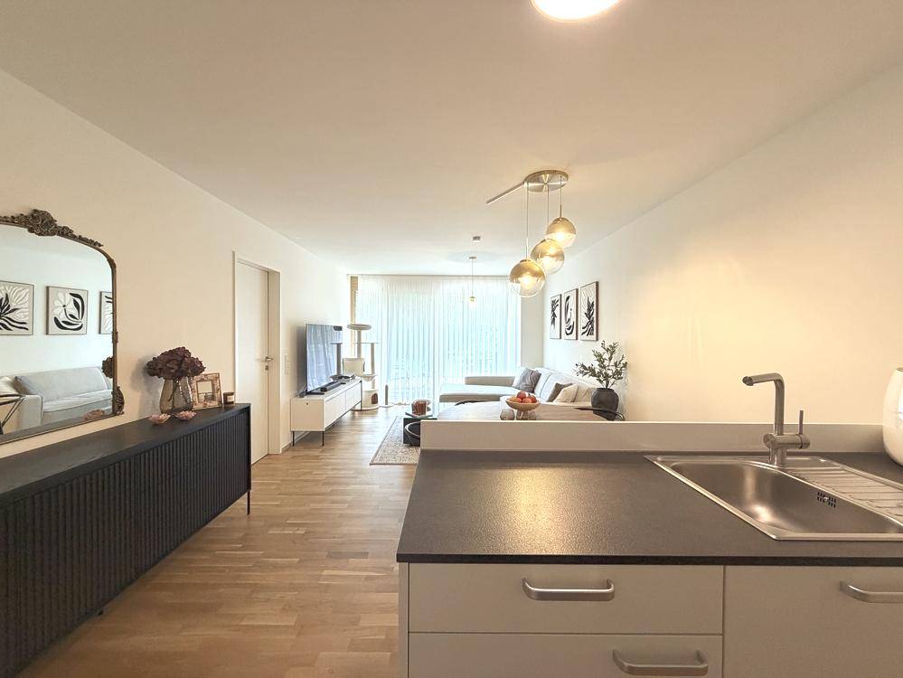 Offene Küche mit Blick auf den hellen Wohn- und Essbereich.
