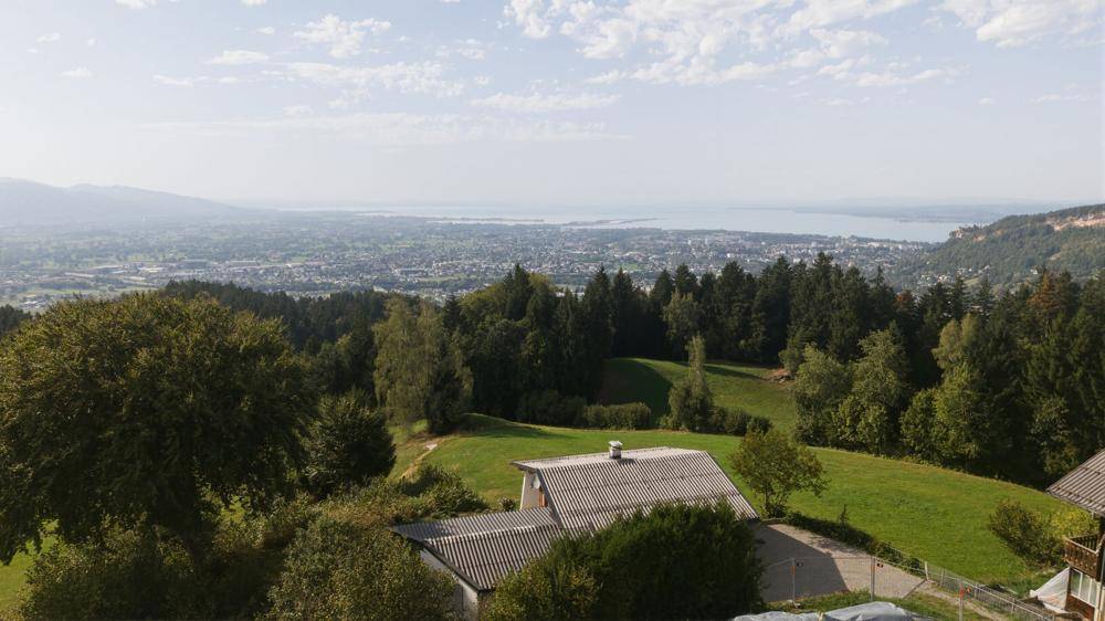 Panoramablick über die Stadt, den See und die umliegende grüne Landschaft von oben.