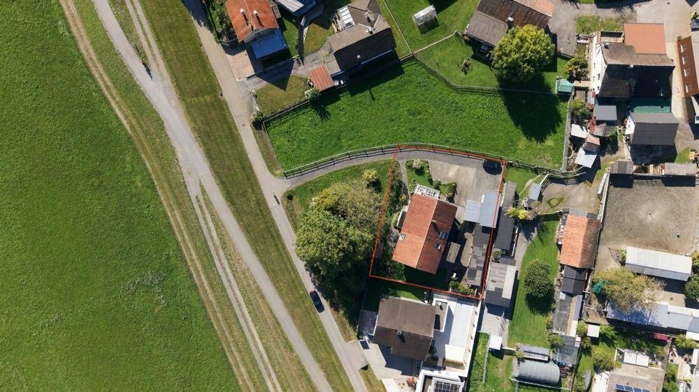 Luftaufnahme des Grundstücks mit markierter Grenze und umliegender Natur.