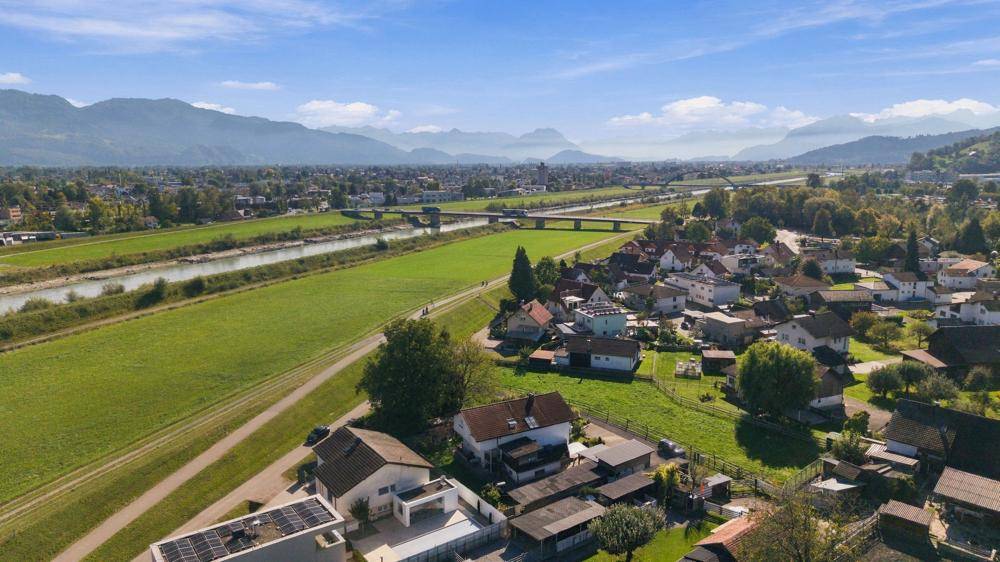 Panoramablick auf die Stadt, den Fluss und die umliegende Berglandschaft.