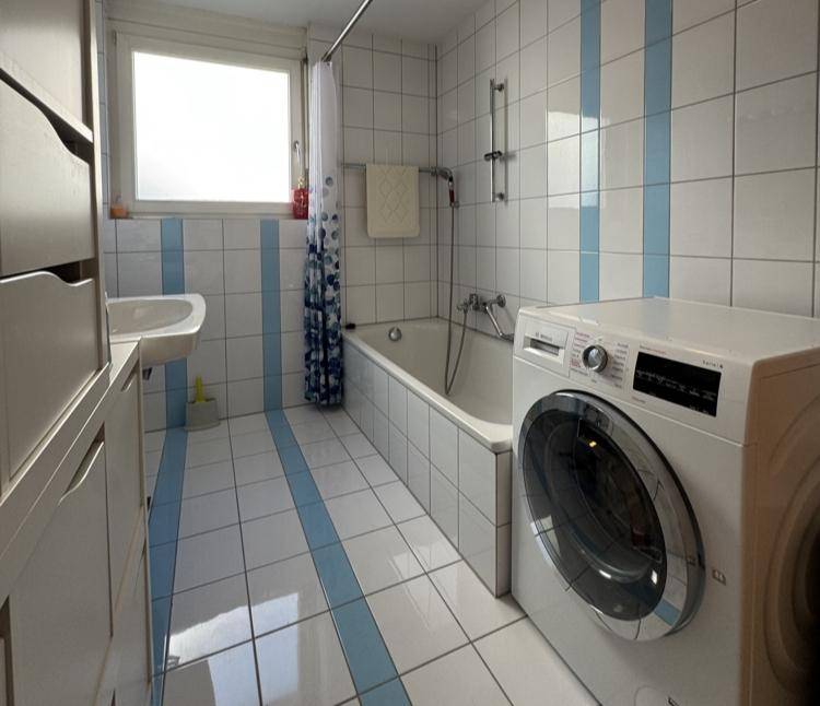 Badezimmer mit Fenster