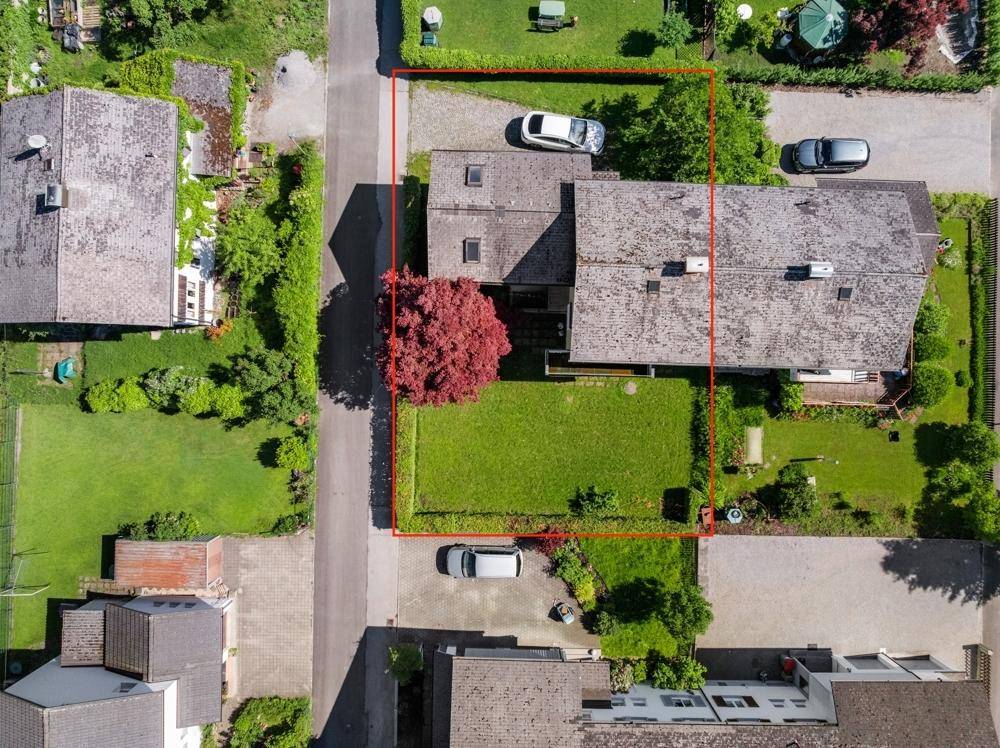 Draufsicht des Grundstücks mit roter Umrandung und umliegender Bebauung.