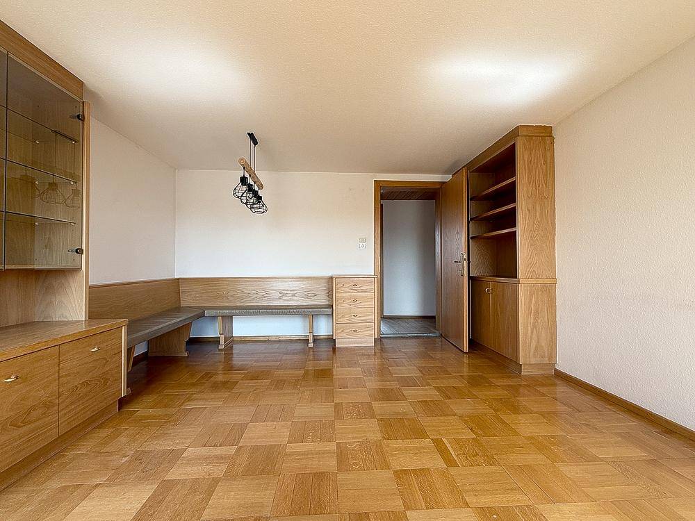Wohnbereich mit Einbauschrank und Bank