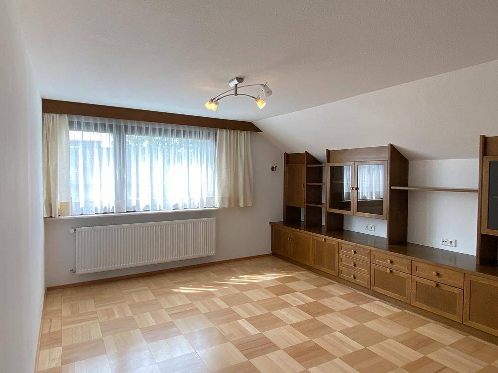 Großer Wohnbereich mit Einbauschrank