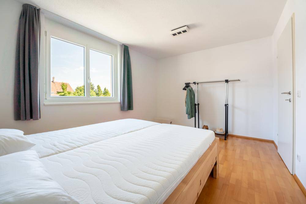 Schlafzimmer mit Platz für großen Kleiderschrank