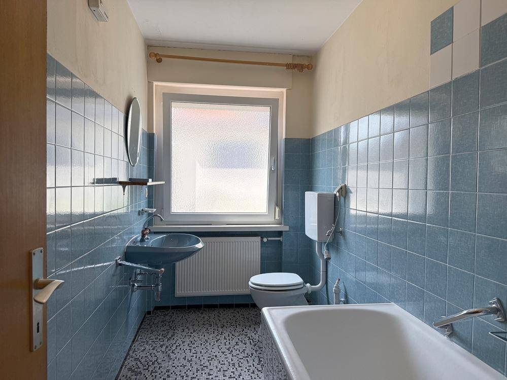 Badezimmer mit Fenster