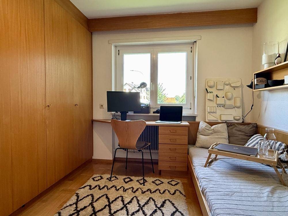 Kinderzimmer mit eingebautem Schrank
