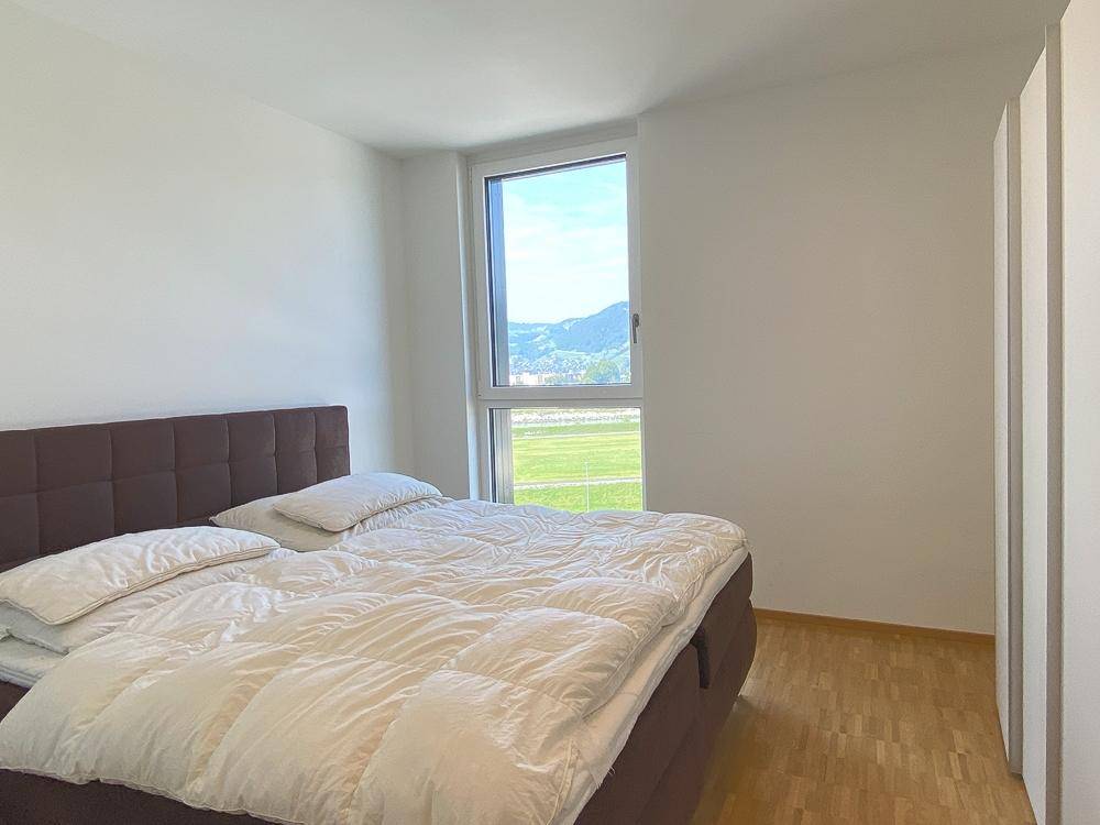 Schlafzimmer mit Bett und Kleiderschrank