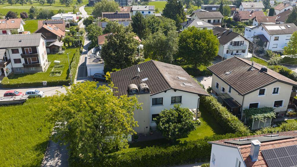 Luftaufnahme des Einfamilienhauses mit Garten und der umliegenden Wohngegend.