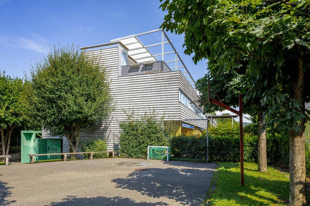 Außenansicht mit Spielplatz