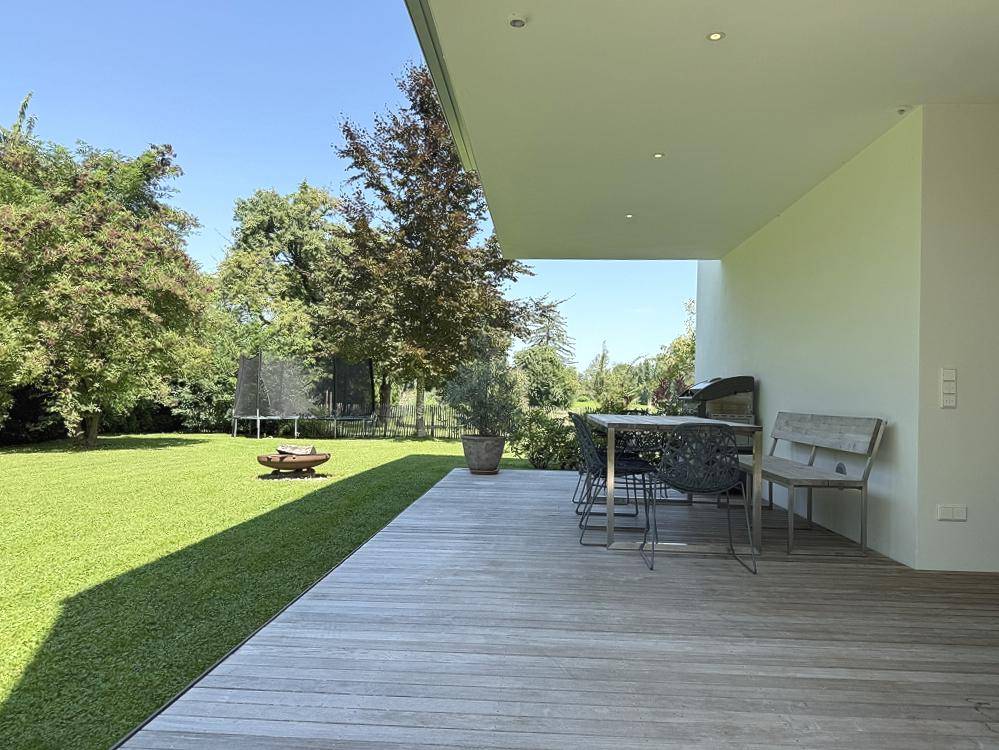 Große überdachte Terrasse