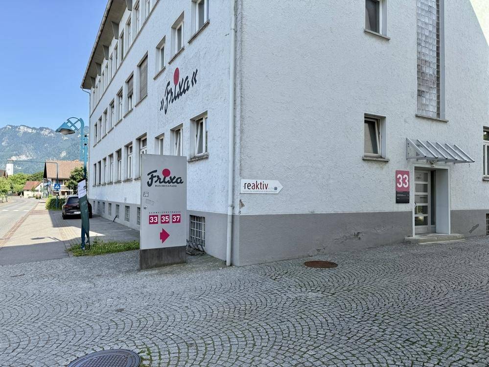 Zufahrt zum Gebäude