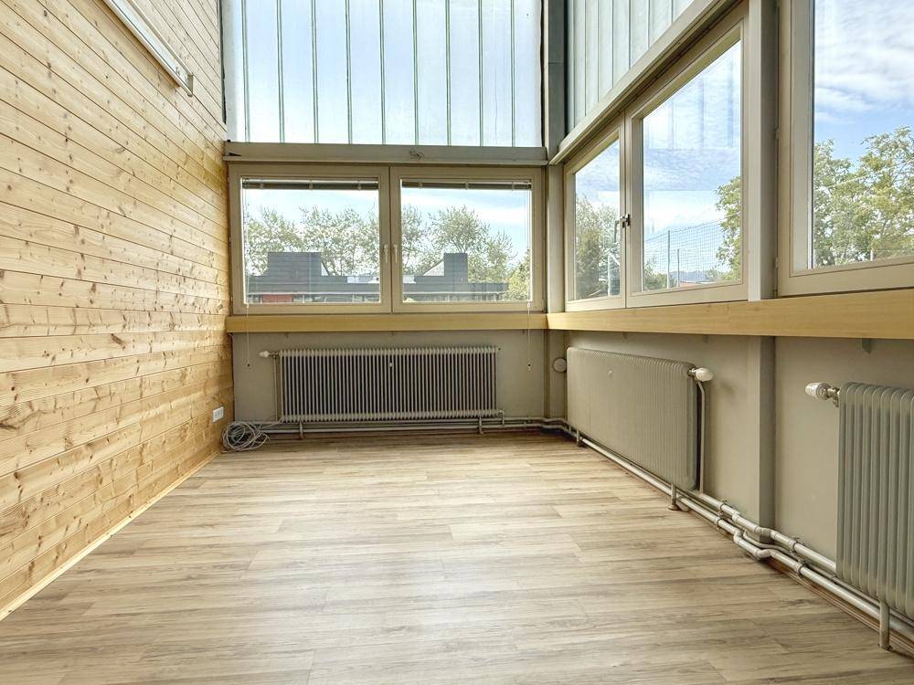 Büro 3 mit grosser Fensterfront