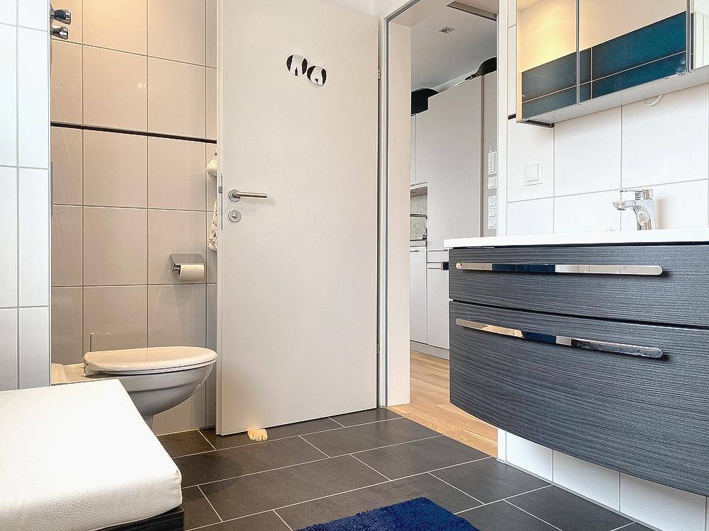 Badezimmer mit Dusche und Fenster