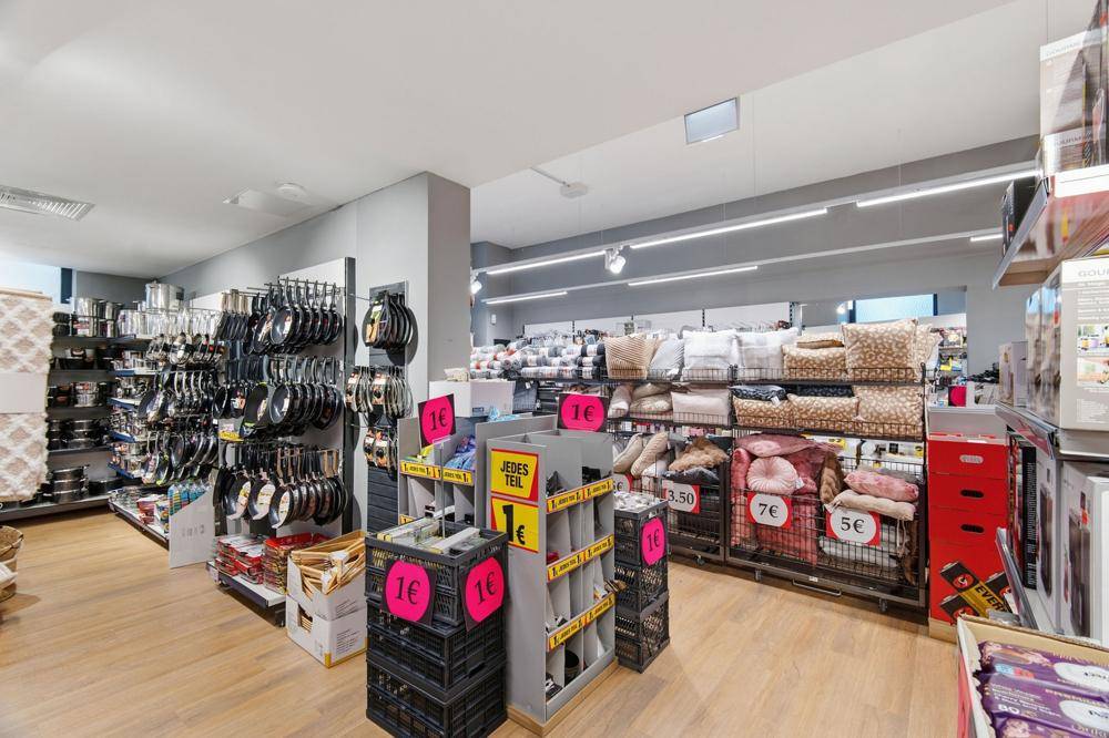 Verkaufsbereich im Woolworth-Geschäft mit einer großen Auswahl an Küchenutensilien und Haushaltswaren.