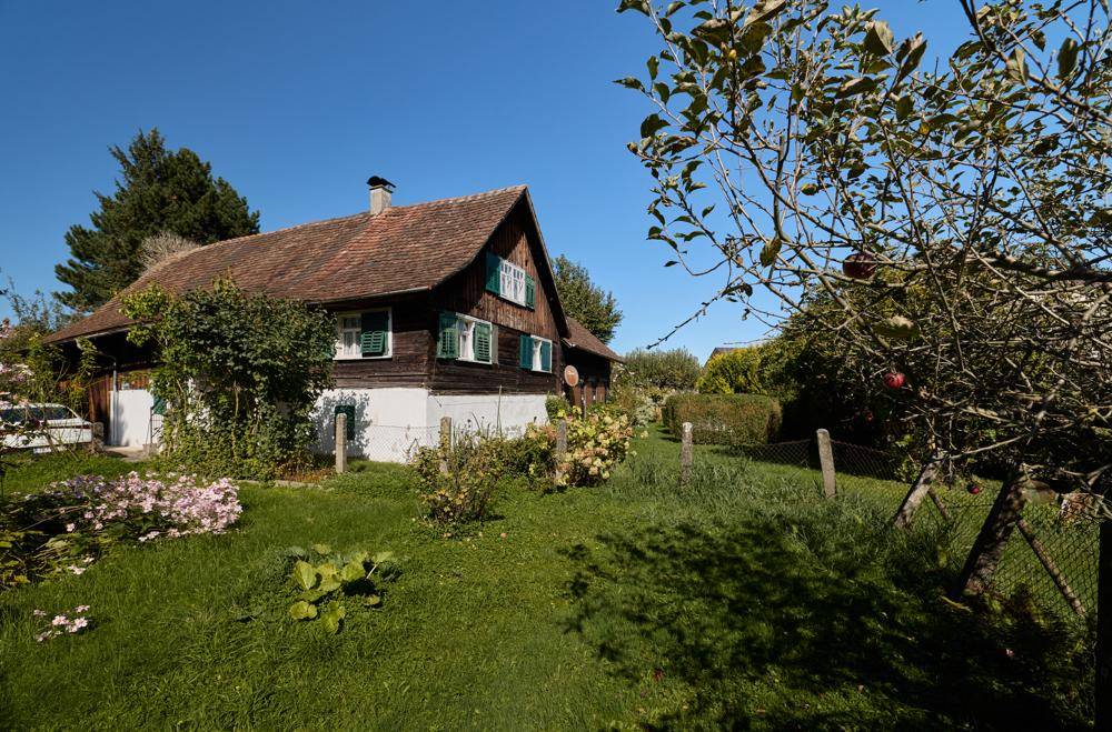 Charmantes Einfamilienhaus mit traditionellem Satteldach und gepflegtem Gartenbereich.