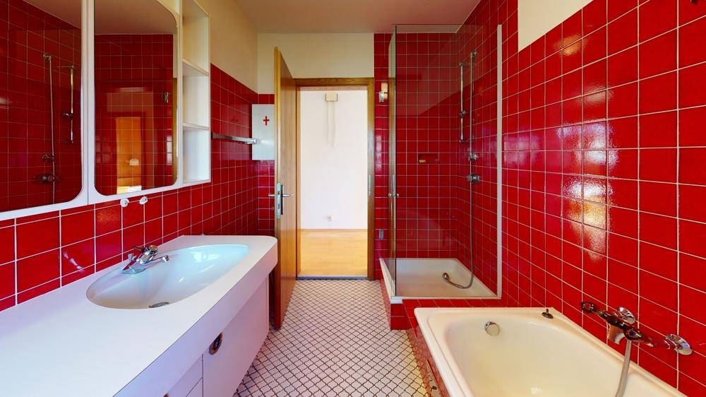 Retro-Badezimmer mit Dusche und Badewanne