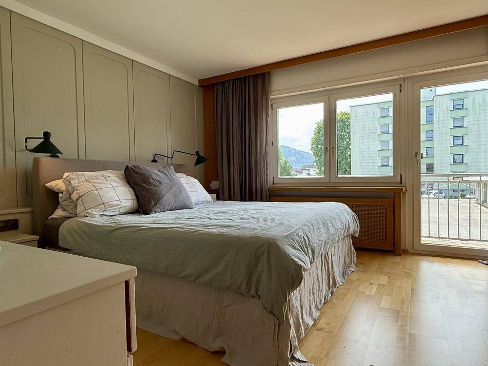 Schlafzimmer mit Zugang zum Balkon