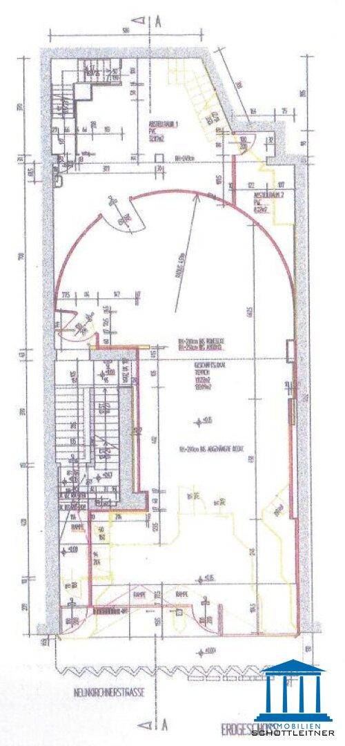 Grundrissplan eines Kellergeschosses mit markanter gekrümmter Wand und Treppenhaus.