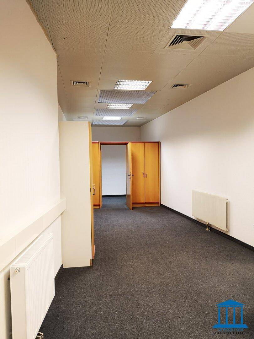 Weitläufiger Bürobereich mit Teppichboden und Schränken, bietet flexible Gestaltungsmöglichkeiten für Arbeitsplätze.