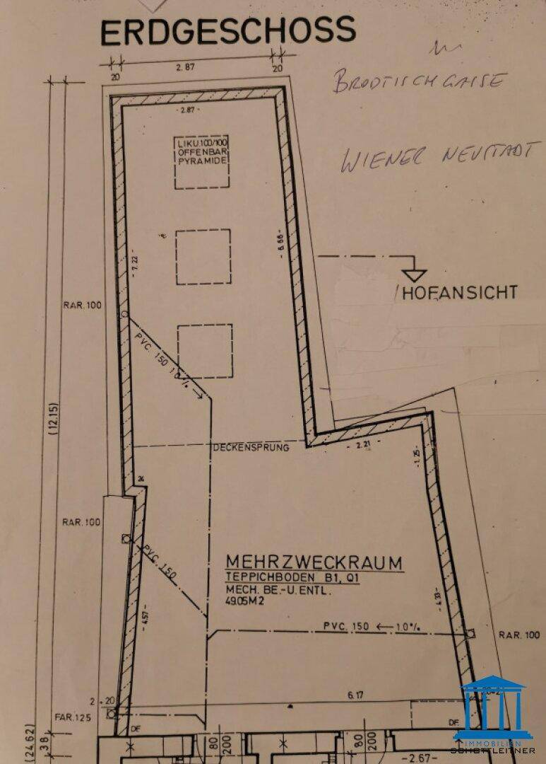 Grundriss des Erdgeschosses mit einem Mehrzweckraum und Hofansicht, zeigt die Gebäudekonturen.