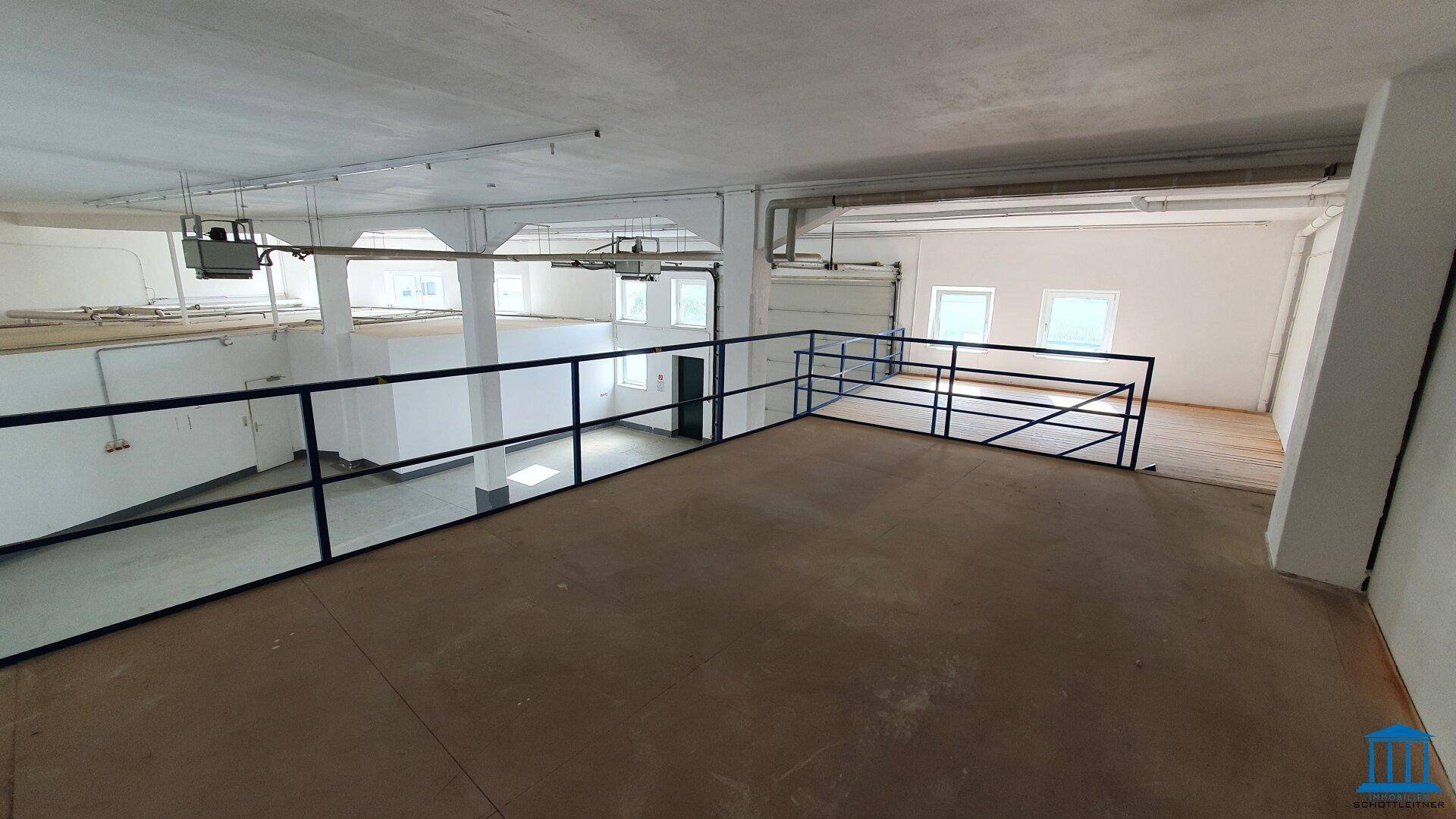 Ansicht von der oberen Mezzanine-Ebene mit Blick über den weitläufigen Lagerbereich und Holzboden.